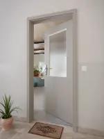 CloseUp-Milieuansicht von GARANT Wohnungseingangstür U12115SD Platingrau GHK08 mit Lichtausschnitt LA-6