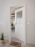 CloseUp-Milieuansicht von GARANT Wohnungseingangstür U12188SD Lichtgrau GHK08 mit Lichtausschnitt LA-6