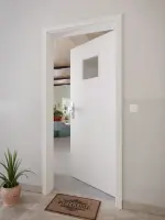 CloseUp-Milieuansicht von GARANT Wohnungseingangstür 0160-60 Silver Grey CePaL mit Lichtausschnitt LA-7