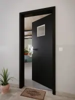 CloseUp-Milieuansicht von GARANT Wohnungseingangstür 0901-60 Black Resopal mit Lichtausschnitt LA-7