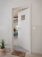 CloseUp-Milieuansicht von GARANT Wohnungseingangstür D92-60 Dove Grey Resopal mit Lichtausschnitt LA-7