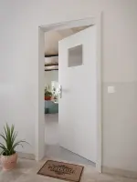 CloseUp-Milieuansicht von GARANT Wohnungseingangstür D92-60 Dove Grey Resopal mit Lichtausschnitt LA-8