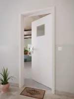 CloseUp-Milieuansicht von GARANT Wohnungseingangstür U12188SD Lichtgrau GHK08 mit Lichtausschnitt LA-8