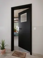 CloseUp-Milieuansicht von GARANT Wohnungseingangstür 0901-60 Black Resopal mit Lichtausschnitt LA-9