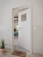 CloseUp-Milieuansicht von GARANT Wohnungseingangstür D92-60 Dove Grey Resopal mit Lichtausschnitt LA-9