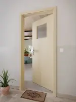 CloseUp-Milieuansicht von GARANT Wohnungseingangstür Natura Ahorn CePaL mit Lichtausschnitt LA-9