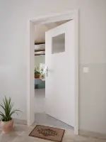 CloseUp-Milieuansicht von GARANT Wohnungseingangstür U12188SD Lichtgrau GHK08 mit Lichtausschnitt LA-9