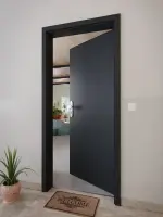 CloseUp-Milieuansicht von GARANT Wohnungseingangstür U12000SD Vulkanschwarz GHK08