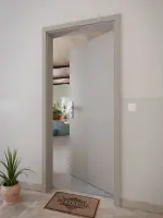 CloseUp-Milieuansicht von GARANT Wohnungseingangstür U12115SD Platingrau GHK08