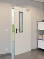 CloseUp-Milieuansicht von Außentür-Set Stahl mit Feuerschutzfunktion H3-1 OD mit LA-B1 inkl. Blockzarge - Hörmann