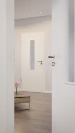 CloseUp-Milieuansicht von Weiß ähnlich RAL 9016 LA 4 mittig Basic Lack Innentür - Huga