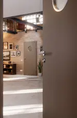 Detail-Milieuansicht von Taupe RAL 7048 LA Bullauge Mattlack Basic Innentür - Huga