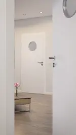 CloseUp-Milieuansicht von Cotton like Weiß LA Bullauge Basic Innentür - Huga