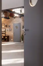 CloseUp-Milieuansicht von Ultramatt Hygge Grau LA Bullauge Basic Innentür - Huga