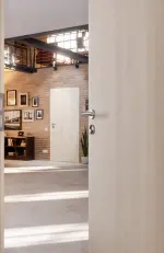 CloseUp-Milieuansicht von HUGA Innentür-Set Lärche lasiert Basic Durat stumpfeinschlagend mit Zarge und Drücker