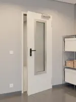 CloseUp-Milieuansicht von Innentür-Set Stahl mit Feuerschutzfunktion T30-1 FSA-62 mit Rechteckverglasung Ausschnitt 3 inkl. Eckzarge - Teckentrup