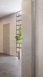 Nahansicht von Alpi Furnier Eiche Grau Quer Innentür (modulWERK 2.0) - vitaDoor im Wohnmilieu