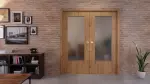 Front-Milieuansicht der in der Wand laufenden WESTAG Doppelflügel-Schiebetür Eiche Adria Ei 767 PortaLit CPL mit Lichtausschnitt LA-DIN
