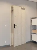 CloseUp-Milieuansicht von HÖRMANN Rauchschutztür Gebürstete Lärche hell Duradecor ProLine 