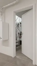 Detail-Milieuansicht von GARANT Wärmeschutztür Matt Weißlack 9016 G-TEC