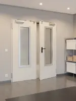 CloseUp-Milieuansicht von TECKENTRUP Innentür-Set 2-flg. Stahl mit Feuerschutzfunktion T30-2 FSA-62 mit Rechteckverglasung Ausschnitt 3 inkl. Eck- und Ergänzungszarge