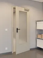 CloseUp-Milieuansicht von GARANT Rauchschutztür Matt Seidengrau 7044 G-TEC mit Lichtausschnitt LA-DIN