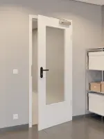 CloseUp-Milieuansicht von GARANT Rauchschutztür Matt Weißlack 9016 G-TEC mit Lichtausschnitt LA-DIN