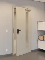 CloseUp-Milieuansicht von GARANT Rauchschutztür Matt Seidengrau 7044 G-TEC mit Lichtausschnitt LA-4 bandseitig