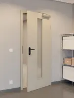 CloseUp-Milieuansicht von GARANT Rauchschutztür Matt Seidengrau 7044 G-TEC mit Lichtausschnitt LA-4 mittig