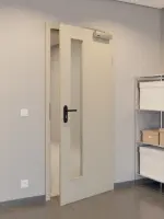 CloseUp-Milieuansicht von GARANT Rauchschutztür Matt Seidengrau 7044 G-TEC mit Lichtausschnitt LA-4 schlossseitig