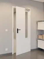 CloseUp-Milieuansicht von GARANT Rauchschutztür Matt Weißlack 9016 G-TEC mit Lichtausschnitt LA-5 bandseitig