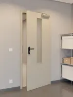 CloseUp-Milieuansicht von GARANT Rauchschutztür Matt Seidengrau 7044 G-TEC mit Lichtausschnitt LA-5 mittig