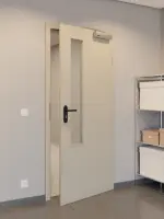 CloseUp-Milieuansicht von GARANT Rauchschutztür Matt Seidengrau 7044 G-TEC mit Lichtausschnitt LA-5 schlossseitig