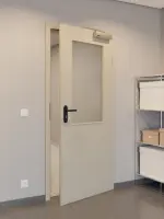 CloseUp-Milieuansicht von GARANT Rauchschutztür Matt Seidengrau 7044 G-TEC mit Lichtausschnitt LA-6