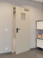 CloseUp-Milieuansicht von GARANT Rauchschutztür Matt Seidengrau 7044 G-TEC mit Lichtausschnitt LA-7