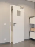 CloseUp-Milieuansicht von GARANT Rauchschutztür Matt Weißlack 9016 G-TEC mit Lichtausschnitt LA-7