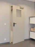 CloseUp-Milieuansicht von GARANT Rauchschutztür Matt Seidengrau 7044 G-TEC mit Lichtausschnitt LA-9