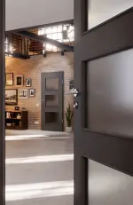 CloseUp-Milieuansicht von Huga Innentür Hygge grau RAL 7037 Duradecor Basic mit Lichtausschnitt LA 11