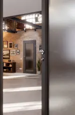 CloseUp-Milieuansicht von Huga Innentür Hygge grau RAL 7037 Duradecor Basic mit Lichtausschnitt LA 27