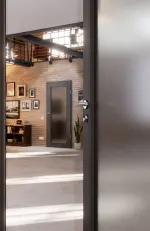 CloseUp-Milieuansicht von Huga Innentür Signum 23 Hygge grau RAL 7037 Lack Concept mit Lichtausschnitt LA 27