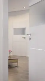 CloseUp-Milieuansicht von HUGA Innentür Smart 2 Eiche Weiß Durat Concept mit Lichtausschnitt quer mit Lisene Alesa 79