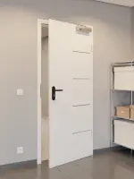 CloseUp-Milieuansicht von GARANT Rauchschutztür Corona 834 Weißlack 9016 CePaL