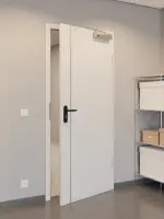 CloseUp-Milieuansicht von GARANT Rauchschutztür Corona 850 Silver Grey CePaL