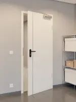 CloseUp-Milieuansicht von GARANT Rauchschutztür Corona 850 Weißlack 9010 CePaL