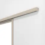 Detailansicht von Doppelflügel-Schiebetürsystem vor der Wand laufend PortaLit-Trend Platineiche Ei 424 CPL mit Zarge - Westag