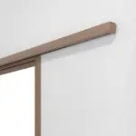 Detailansicht von Doppelflügel-Schiebetürsystem PortaLit Nussbaum Noce NU736 vor der Wand laufend mit Zarge - Westag