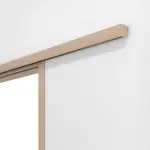 Detailansicht von Doppelflügel-Schiebetürsystem vor der Wand laufend PortaLit-Trend Pinie Hell Pi 11 CPL mit Zarge - Westag