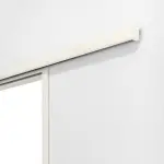 Detailansicht von Doppelflügel-Schiebetürsystem vor der Wand laufend PortaLit-Trend Pinie Weiß Pi 230 CPL mit Zarge - Westag