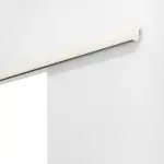 Detailansicht von Doppelflügel-Schiebetürsystem vor der Wand laufend PortaLit-Trend Pinie Weiß Pi 230 CPL ohne Zarge - Westag