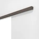 Detailansicht von Doppelflügel-Schiebetürsystem vor der Wand laufend PortaLit-Trend Pinie Grau Pi 44 CPL ohne Zarge - Westag